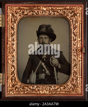 Zweite Sergeant John Hamilton Ervine des 14 Virginia Cavalry Regiment, Co. I, 1 Virginia Cavalry Regiment und Co. ich, 4 Virginia Infanterie Regiment in Uniform mit Schwert, Messer, Kantine, und Virginia Schwert belt Platte Stockfoto