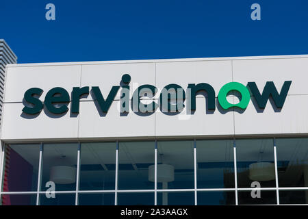 ServiceNow Logo oben auf der Amerikanischen cloud computing Company Global Headquarters Campus in Silicon Valley, High-tech Hub der San Francisco Bay Area. Stockfoto