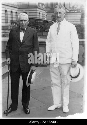 Außenminister Henry L. Stimson und ehemalige Secy. Frank B. Kellogg Verlassen des State Dept., 25. Juli 1929 Stockfoto