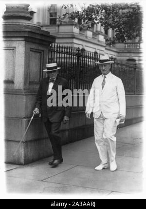 Außenminister Henry L. Stimson und ehemalige Secy. Frank B. Kellogg Verlassen des State Dept., 25. Juli 1929 Stockfoto