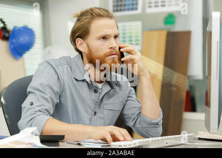Mann mit Laptop und Smartphone auf Treppe Stockfoto