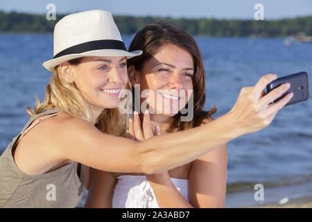 Zwei Frau eine selfy in der Natur Stockfoto