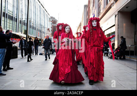 London, Großbritannien. 6. Oktober 2019. Aussterben Rebellion Spaziergang entlang der Oxford Street zu Beginn der zwei Wochen des Protests, in denen Sie planen, jede einzelne Straße in die Londoner Innenstadt zu blockieren. Weitere Proteste sind in über 60 Städten rund um die Welt erwartet. Credit: Stuart Boulton/Alamy Stockfoto