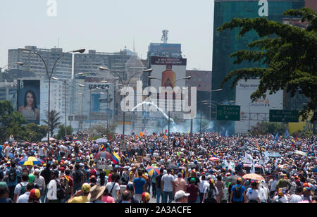 Die Mutter aller Proteste in Venezuela gegen Nicolas Maduro Regierung. Militar Polizei fing Befeuerung Gas an Demonstranten reißen Stockfoto