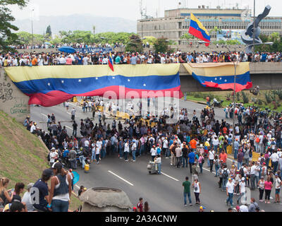 Venezolanische Flags angezeigt und die Demonstranten die Teilnahme an der Veranstaltung die Mutter aller Proteste in Venezuela gegen Nicolas Maduro Regierung aufgefordert, Stockfoto