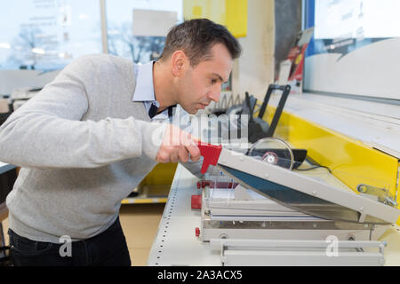 Mann mit Guillotine cutter Stockfoto