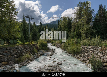 WHISTLER, Kanada - 25 August, 2019: städtische Umwelt und Mountain Creek Sommerabend. Stockfoto