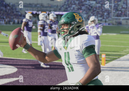 Manhattan, Kansas, USA. 05 Okt, 2019. Baylor Bears quarterback Gerry Bohanon (11) reagiert auf seinem Touchdown während der NCAA Football Spiel laufen zwischen dem Baylor Bears und der Kansas State Wildcats auf Bill Snyder Familie Stadion in Manhattan, Kansas. Kendall Shaw/CSM/Alamy leben Nachrichten Stockfoto