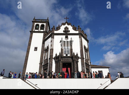 San Miguel, Portugal - 15. September 2019: Menschen, die sich für eine Zeremonie auf die Kirche von San Pedro (Igreja de Sao Pedro) in Ponta Delgada, Azoren, Port Stockfoto