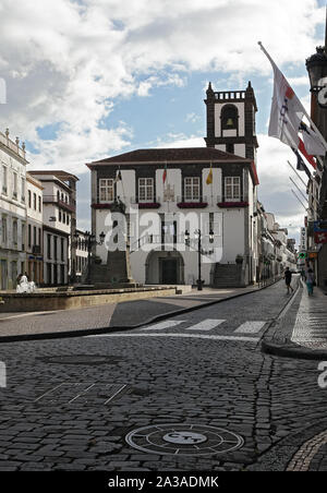 Stadt Blick auf die Altstadt mit dem Hafen von Ponta Delgada, Sao Miguel, Azoren, Portugal Stockfoto