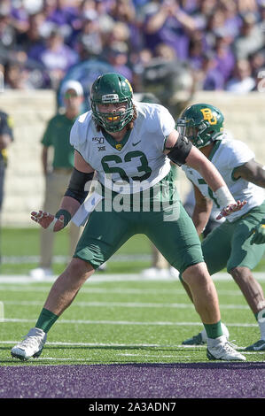 Manhattan, Kansas, USA. 05 Okt, 2019. Baylor Bears Offensive Lineman Jake Fruhmorgen (63) Pass Blocks während der NCAA Football Spiel zwischen der Baylor Bears und der Kansas State Wildcats auf Bill Snyder Familie Stadion in Manhattan, Kansas. Kendall Shaw/CSM/Alamy leben Nachrichten Stockfoto