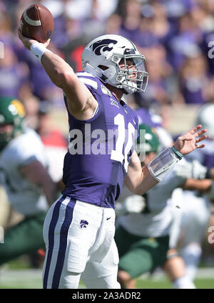 Manhattan, Kansas, USA. 05 Okt, 2019. Kansas State Wildcats quarterback Skylar Thompson (10) wirft downfield während der NCAA Football Spiel zwischen der Baylor Bears und der Kansas State Wildcats auf Bill Snyder Familie Stadion in Manhattan, Kansas. Kendall Shaw/CSM/Alamy leben Nachrichten Stockfoto