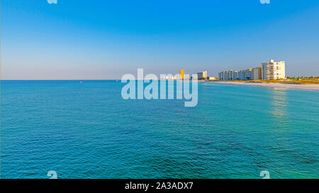 Foto von der St. Andrews State Park Pier genommen. Auf der Suche nach Westen ist Eigentumswohnung und Motels an Thomas. Stockfoto