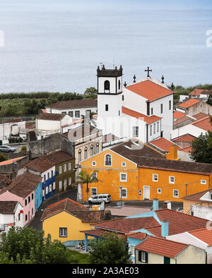 Blick auf Feteiras, kleinen Stadt auf der Insel São Miguel, Azoren, Portugal aus Sicht do Pico. Stockfoto