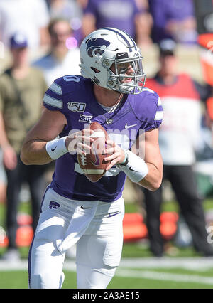 Manhattan, Kansas, USA. 05 Okt, 2019. Kansas State Wildcats quarterback Skylar Thompson (10) Rollen zu seiner Rechten, als er für einen Empfänger während der NCAA Football Spiel zwischen der Baylor Bears und der Kansas State Wildcats auf Bill Snyder Familie Stadion in Manhattan, Kansas aussieht. Kendall Shaw/CSM/Alamy leben Nachrichten Stockfoto