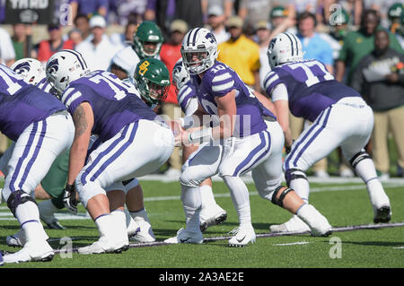 Manhattan, Kansas, USA. 05 Okt, 2019. Kansas State Wildcats quarterback Skylar Thompson (10) nimmt den Snap während der NCAA Football Spiel zwischen der Baylor Bears und der Kansas State Wildcats auf Bill Snyder Familie Stadion in Manhattan, Kansas. Kendall Shaw/CSM/Alamy leben Nachrichten Stockfoto