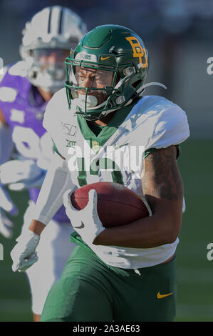 Manhattan, Kansas, USA. 05 Okt, 2019. Baylor Bears wide receiver R.J. Sneed (13) Trägt die Kugel während der NCAA Football Spiel zwischen der Baylor Bears und der Kansas State Wildcats auf Bill Snyder Familie Stadion in Manhattan, Kansas. Kendall Shaw/CSM/Alamy leben Nachrichten Stockfoto