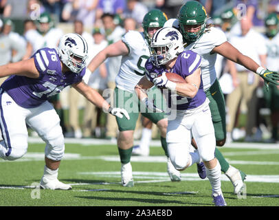 Manhattan, Kansas, USA. 05 Okt, 2019. Kansas State Wildcats zurück läuft Harry Trotter (2) Trägt die Kugel nach außen während der NCAA Football Spiel zwischen der Baylor Bears und der Kansas State Wildcats auf Bill Snyder Familie Stadion in Manhattan, Kansas. Kendall Shaw/CSM/Alamy leben Nachrichten Stockfoto