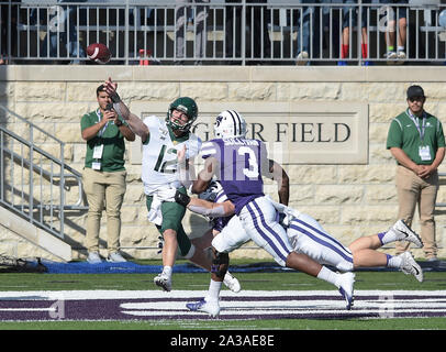 Manhattan, Kansas, USA. 05 Okt, 2019. Unter dem Druck der Baylor Bears Quarterback Charlie Brewer (12) wirft aus seinem Ende Zone während der NCAA Football Spiel zwischen der Baylor Bears und der Kansas State Wildcats auf Bill Snyder Familie Stadion in Manhattan, Kansas. Kendall Shaw/CSM/Alamy leben Nachrichten Stockfoto