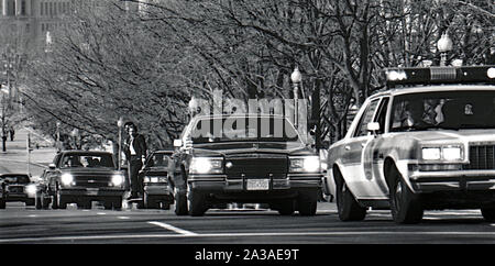 Washington DC., USA, 2. Februar 1984 Wagenkolonne mit Präsident Ronald Reagan auf dem Weg zum Russell Senate Office Building für die Republikanische Kongressabgeordnete Mittagessen Stockfoto