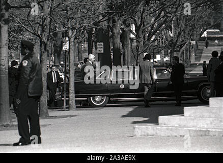 Washington DC., USA, 2. Februar 1984 Präsident Ronald Reagans limousine Umdrehungen auf Delaware Ave und hält vor der Russell Senate Office Building, Reagan auf dem Rücksitz, bevor sich der Republikanische Kongressabgeordnete lunch gesehen werden kann. Stockfoto