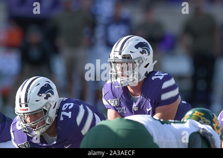 Manhattan, Kansas, USA. 05 Okt, 2019. Kansas State Wildcats quarterback Skylar Thompson (10) unter Mitte während der NCAA Football Spiel zwischen der Baylor Bears und der Kansas State Wildcats auf Bill Snyder Familie Stadion in Manhattan, Kansas. Kendall Shaw/CSM/Alamy leben Nachrichten Stockfoto