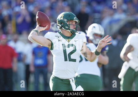 Manhattan, Kansas, USA. 05 Okt, 2019. Baylor Bears Quarterback Charlie Brewer (12) Sucht downfield während der NCAA Football Spiel zwischen der Baylor Bears und der Kansas State Wildcats auf Bill Snyder Familie Stadion in Manhattan, Kansas zu werfen. Kendall Shaw/CSM/Alamy leben Nachrichten Stockfoto