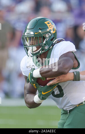 Manhattan, Kansas, USA. 05 Okt, 2019. Baylor Bears zurück laufen JaMycal Übereilte (6) Nimmt eine Übergabe während der NCAA Football Spiel zwischen der Baylor Bears und der Kansas State Wildcats auf Bill Snyder Familie Stadion in Manhattan, Kansas. Kendall Shaw/CSM/Alamy leben Nachrichten Stockfoto