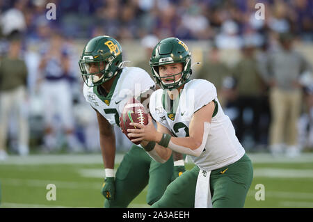 Manhattan, Kansas, USA. 05 Okt, 2019. Baylor Bears Quarterback Charlie Brewer (12) Sucht einen Empfänger während der NCAA Football Spiel zwischen der Baylor Bears und der Kansas State Wildcats auf Bill Snyder Familie Stadion in Manhattan, Kansas. Kendall Shaw/CSM/Alamy leben Nachrichten Stockfoto