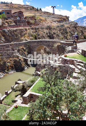 Colonial Brücken überspannt den Fluss in Checacupe, Cusco, Peru Stockfoto