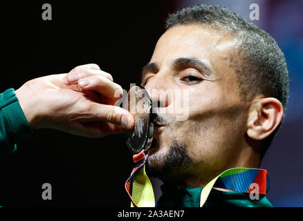 Doha, Katar. 6. Okt, 2019. Silbermedaillengewinner, Taoufik Makhloufi von Algerien, Posen für Fotos, die während der Verleihung der Männer 1500 m bei der IAAF Leichtathletik WM 2019 in Doha, Katar, Oktober 6, 2019. Credit: Wang Lili/Xinhua/Alamy leben Nachrichten Stockfoto