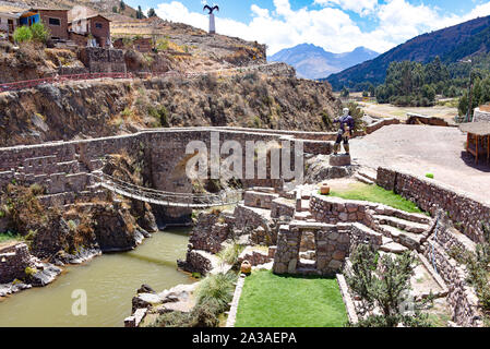 Colonial Brücken überspannt den Fluss in Checacupe, Cusco, Peru Stockfoto