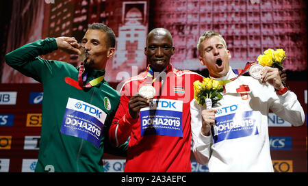 Doha, Katar. 6. Okt, 2019. Silbermedaillengewinner, Taoufik Makhloufi von Algerien, Goldmedallist, Timothy Cheruiyot aus Kenia, und Bronze Medaillenträger, Marcin Lewandowski von Polen (von L nach R), für Fotos, die während der Verleihung der Männer 1500 m Pose bei der IAAF Leichtathletik WM 2019 in Doha, Katar, Oktober 6, 2019. Credit: Wang Lili/Xinhua/Alamy leben Nachrichten Stockfoto