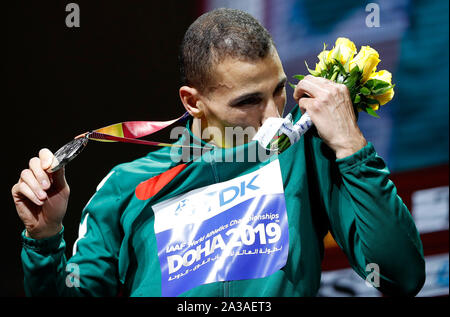 Doha, Katar. 6. Okt, 2019. Silbermedaillengewinner, Taoufik Makhloufi von Algerien, reagiert, während der Verleihung der Männer 1500 m bei der IAAF Leichtathletik WM 2019 in Doha, Katar, Oktober 6, 2019. Credit: Wang Lili/Xinhua/Alamy leben Nachrichten Stockfoto