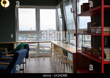 Berlin, Deutschland. 01 Okt, 2019. In einem sogenannten Zimmer in einer neu erbauten Wohnviertel des WG Anbieter Medici Leben unter der Marke 'Viertel', Stühle stehen auf einer Fensterfront. Der Anbieter präsentiert 94 neue Premium Wohnungen für junge und gut verdienenden Profis. (Senats-rock Administration: Co-Living kaum Berliner Wohnungsmarkt Einflüsse') Credit: Christophe Kirschtorte/dpa/Alamy leben Nachrichten Stockfoto