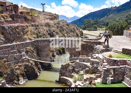 Colonial Brücken überspannt den Fluss in Checacupe, Cusco, Peru Stockfoto