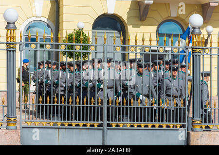 Die Schutzvorrichtung Jaeger Regiment im Präsidentenpalast in Helsinki Finnland Stockfoto