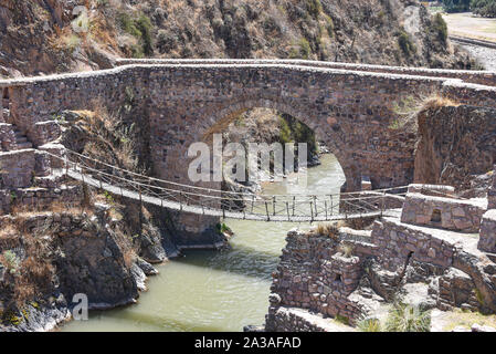 Colonial Brücken überspannt den Fluss in Checacupe, Cusco, Peru Stockfoto