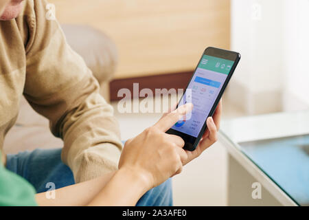 Hände von Krankenschwester, älterer Mann, wie Mobile Health Monitoring Anwendung auf dem Smartphone Stockfoto