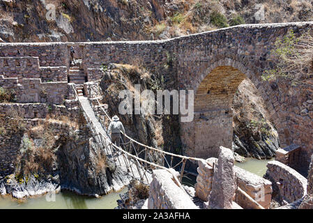 Colonial Brücken überspannt den Fluss in Checacupe, Cusco, Peru Stockfoto