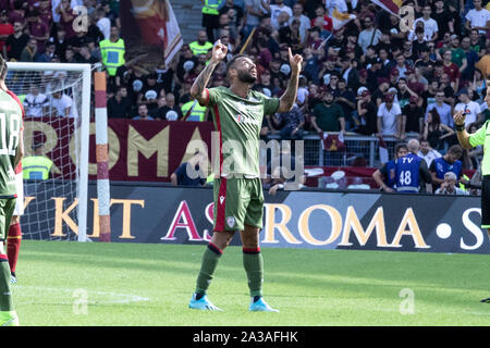 Rom, Italien. 06 Okt, 2019. Joao Pedro von Cagliari feiert nach dem Scoring ein Ziel während der Serie ein Match zwischen AS Roma und Cagliari im Olympiastadion. (Endstand: 1:1 Cagliari) Credit: SOPA Images Limited/Alamy leben Nachrichten Stockfoto