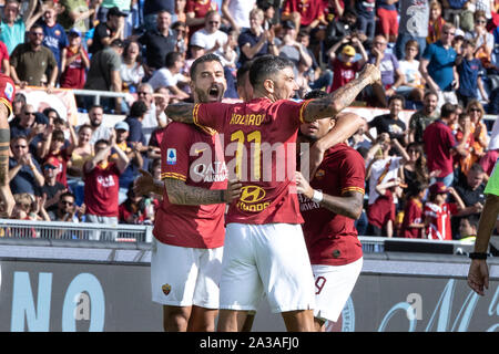 Rom, Italien. 06 Okt, 2019. Leonardo Spinazzola, Justin Kluiverd und Aleksandar KJolarov der AS Roma feiert ein Ziel während der Serie ein Match zwischen AS Roma und Cagliari im Olympiastadion. (Endstand: 1:1 Cagliari) Credit: SOPA Images Limited/Alamy leben Nachrichten Stockfoto