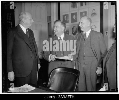 Senat des Justizausschusses ok Reed. Washington, D.C., 31.01.20. Nach dem Attorney General Homer S. Cummings heute hören, die Senat-rechtsausschusse ging in Executive Session für zwei Minuten, während der sie einstimmig positiv auf die Nominierung der Solicitor General Stanley Reed Gerechtigkeit zu Verknüpfen des Obersten Gerichtshof der USA zu berichten. Solicitor General Stanley Reed, (rechts) ist mit Sen M.M. gezeigt Logan, (Mitte), Vorsitzender des Unterausschusses, und Attorney General Cummings im Anschluss an den Bericht des Ausschusses, 1/20/38 Stockfoto