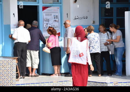 Tunis, Tunesien. 06 Okt, 2019. Tunesier in einer Warteschlange befinden, ihre Stimme im Wahllokal während der Parlamentswahlen in Tunis zu werfen. Diese Wahl ist das zweite seit Billigung der neuen Verfassung Tunesiens im Jahr 2014. Credit: SOPA Images Limited/Alamy leben Nachrichten Stockfoto