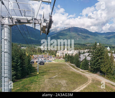 WHISTLER, Kanada - 25. AUGUST 2019: herrliche Aussicht von gondelbahn Sommer. Stockfoto