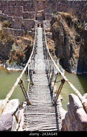 Colonial Brücken überspannt den Fluss in Checacupe, Cusco, Peru Stockfoto