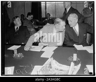 Senat oldsters. Washington, D.C., 1. Sowohl über 70, Senator Herbert E. Hitchcock, (links) von South Dakota an und Senator William Gibbs McAdoo von Kalifornien, 74, sind zwei der ältesten und härtesten arbeitenden Mitglieder der Senat der Vereinigten Staaten. Beide sind natty Kommoden und ihre Blicke sicherlich darüber hinwegtäuschen, ihr Alter. Dieses Bild wurde bei einem Treffen der mächtigen Senat Banken und Währung Ausschuss aufgeschnappt, 12/01/37 Stockfoto