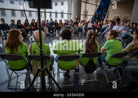 Barcelona, Spanien. 06 Okt, 2019. Die Sprecher der Las Kellys Vereins sind während der Veranstaltung Zuordnung die B-Seite der Tourismus in Barcelona gesehen. Der Verband der Zimmermädchen bekannt als Las Keellys, (die, die sauber) eine Karte der B-Seite der Tourismus in der Stadt an der Kultur Zentrum von Barcelona vorgelegt haben. Die Kellys haben Angeprangert, Arbeitsplatzunsicherheit, gesundheitliche Probleme nicht als Berufskrankheit anerkannt, Zimmerpreis von knapp über 1 Euro, und die dringende Notwendigkeit für ein Qualitätssiegel für touristische Betriebe. Credit: SOPA Images Limited/Alamy leben Nachrichten Stockfoto