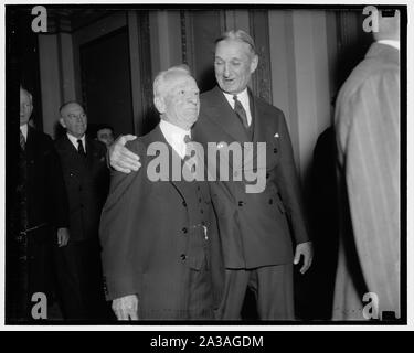 Senat Veteranen. Washington, D.C., Jan. 6. Senator Carter Glas, von Virginia, und Senator William Gibbs McAdoo von Kalifornien, dargestellt, wie sie vom Senat Kammer auf dem Haus ging Präsident Roosevelt zu hören Adresse der gemeinsamen Sitzung Stockfoto