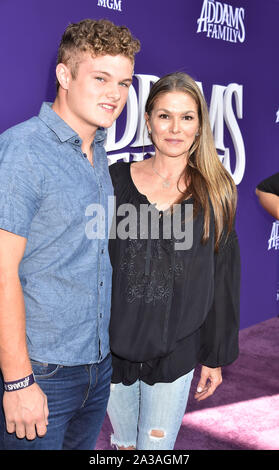 CENTURY CITY, CA - Oktober 06: Paige Turco nimmt an der Premiere von MGM "Die Addams Family" am Westfield Century City AMC am Oktober 06, 2019 in Los Angeles, Kalifornien. Stockfoto